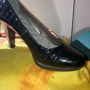 Black Patent leather heels 9 closed toe - wavy memory foam insole. Sm blemishes